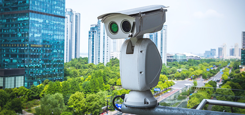 Powering 90W IEEE 802.3bt Type 4 heavy-duty outdoor PTZ camera and AI edge inference node from 10G PoE switch